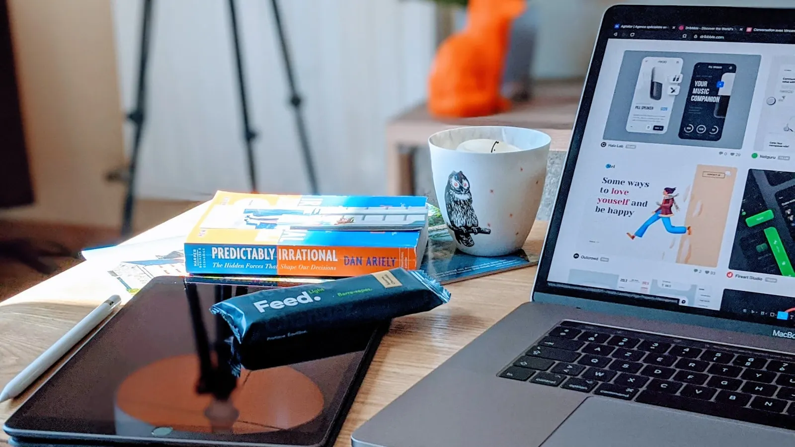 Espacio de trabajo con portátil mostrando un diseño web